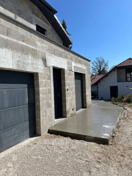 Réalisation de terrassement VRD à Pérouges pour maison neuve avec évacuation des terres, gaines, raccordements et devis gratuit