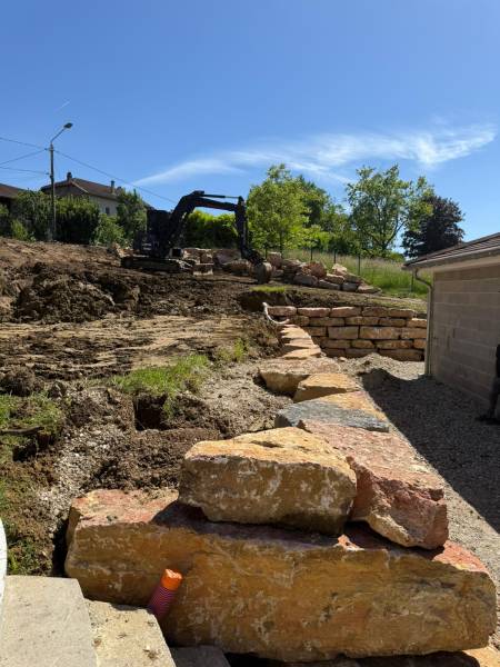 Enrochement décoratif à Meximieux pour aménagement extérieur soigné avec devis gratuit, solution durable et service professionnel fiable