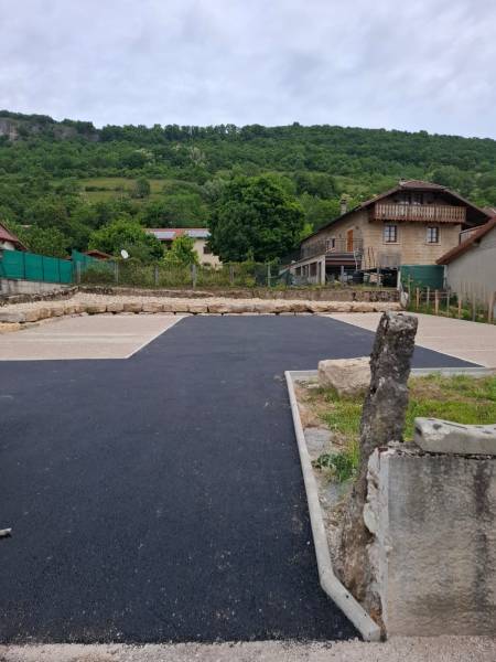 Enrobés à Pérouges pour parking ou allée avec finition parfaite, équipe expérimentée et devis gratuit pour particuliers ou pros