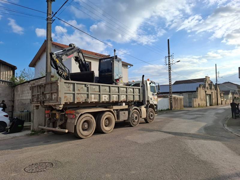 Déblaiement de terre à Pérouges pour future construction avec camion benne, fondations sécurisées et prix pas cher sans surprise
