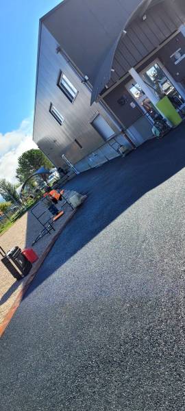 Création de chemin d’accès en béton à Bourg-en-Bresse pour entreprise ou particulier avec drainage et fondations solides garanties